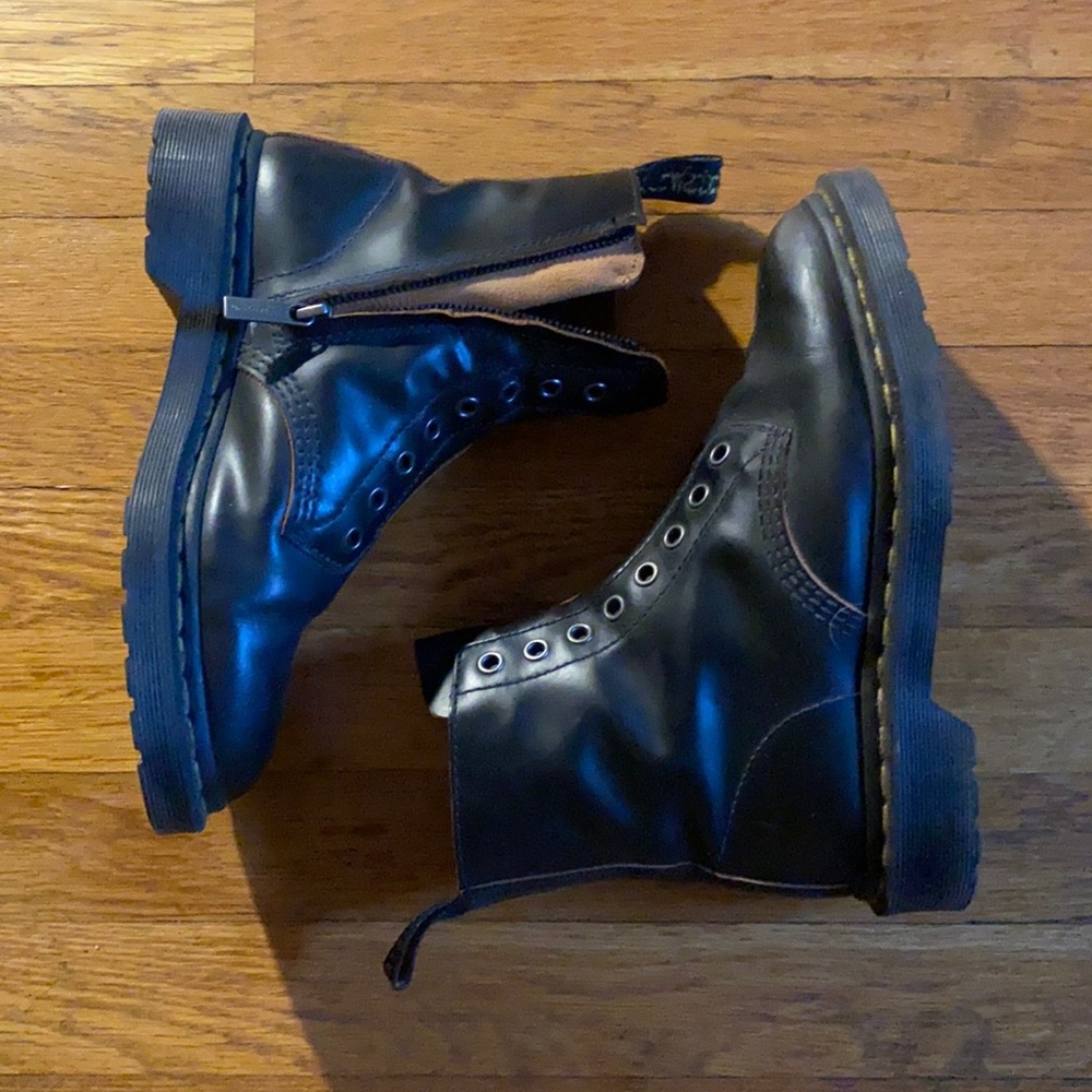 1460 Laceless Doc Martens 4UK/6US.